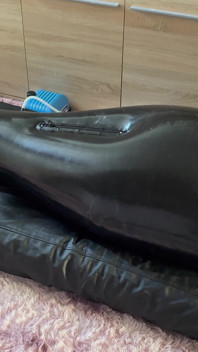 Une femme punit son esclave dans un sac en latex gonflé au corps - Estim - Respiration restreinte - bagging