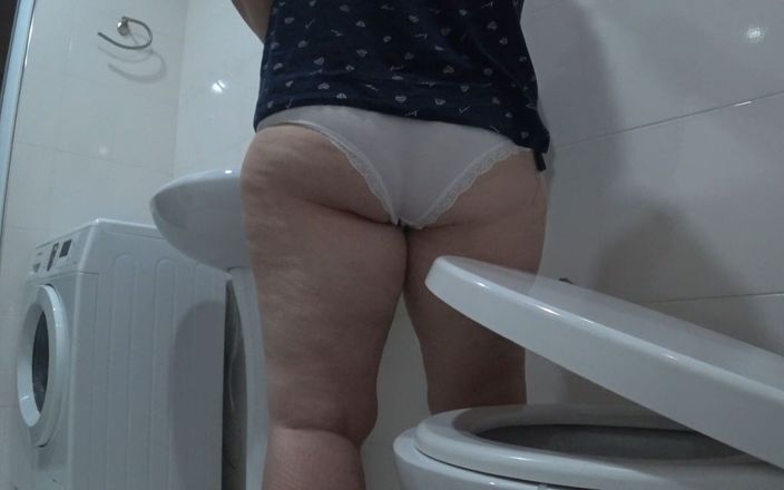 Milf big tits: Toiletcamera kijkt toe, rijpe stiefmoeder pist. Amateur-fetisj met mollige milf