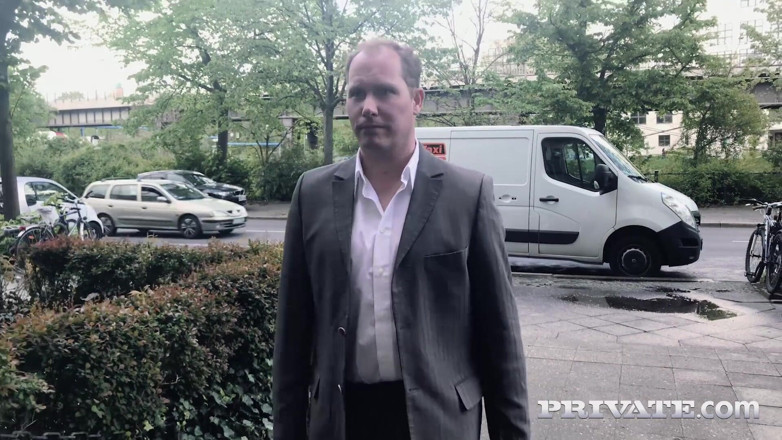 Private.com: Vous vous ennuiez au travail ? July Johnson, réceptionniste, sait comment...