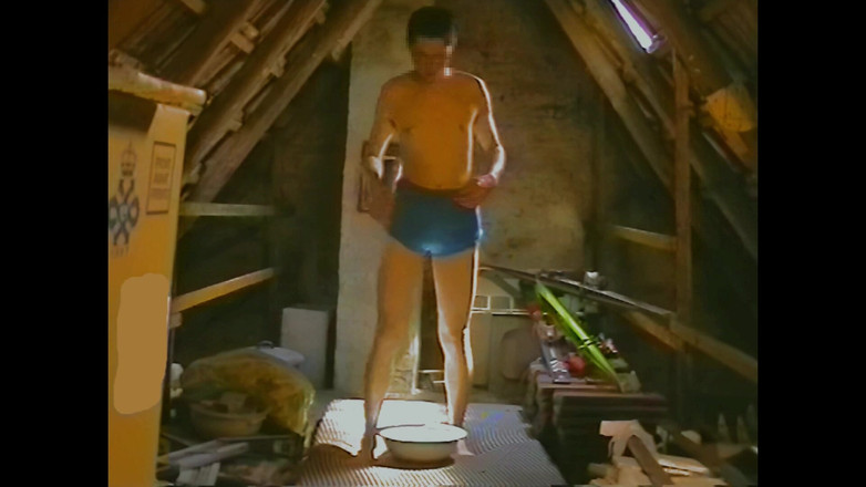 Mark Hannes: Urina în chiloți albaștri