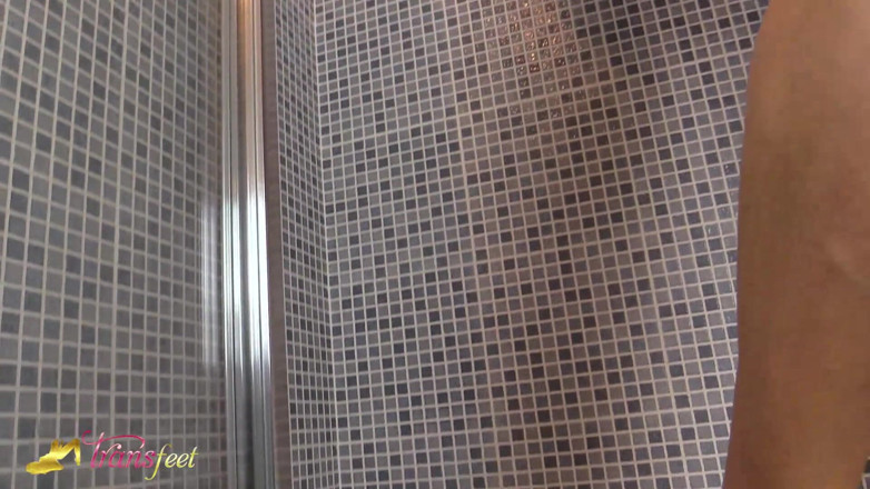 Trans and Cross-Dressers Feet: Pising in bathtube with nasty shemale