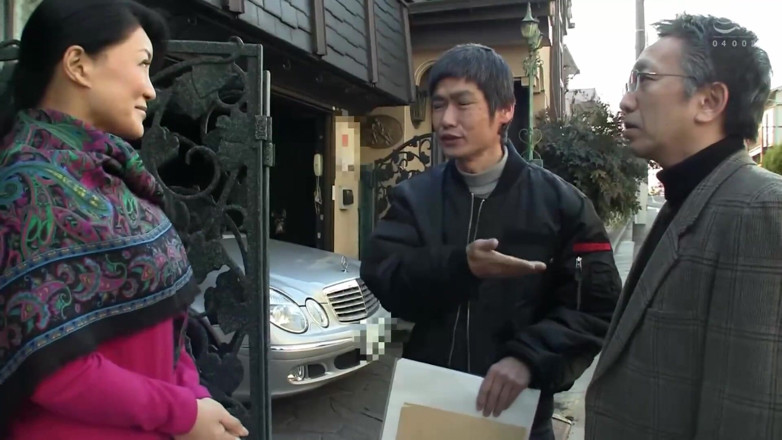 Raptor Inc: Old Women Targeted on a Busy Shopping Street -1
