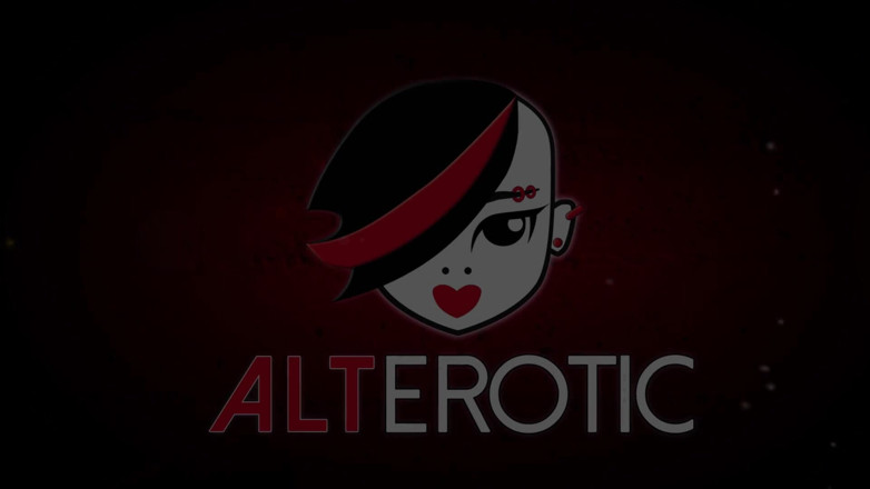 Alt Erotic: Evilyn Ink tatoue le trou du cul d'Aurora