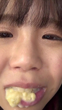 입으로 다양한 음식을 씹는 Fuu Natsuhi