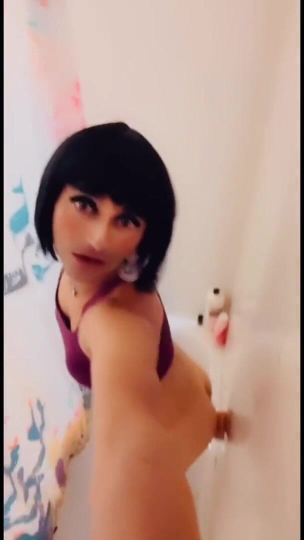 Sissy Slut Brianna: 샤워하는 음란한 묶음