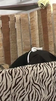 Zlobivá blonďatá služka tvrdě ošukaná ve trojce