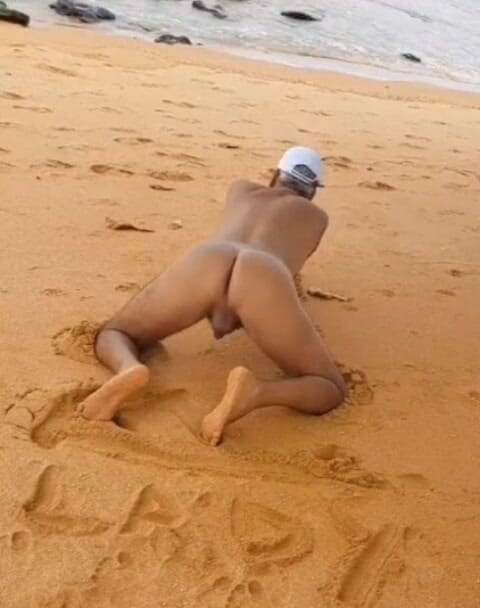 Ladysilvas: 섹시한 마크로 무두질한 핫한 엉덩이를 보여주는 해변에서 벌거벗은 ladysilva
