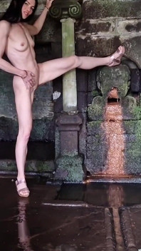 Nudité en plein air, je baille ma chatte et je pisse