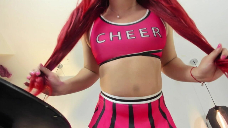 Aline Costa: Смотрите, как у этой чирлидерши подпрыгивают яйца