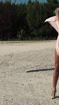 Linda fashionista seduce mientras se masturba el clítoris