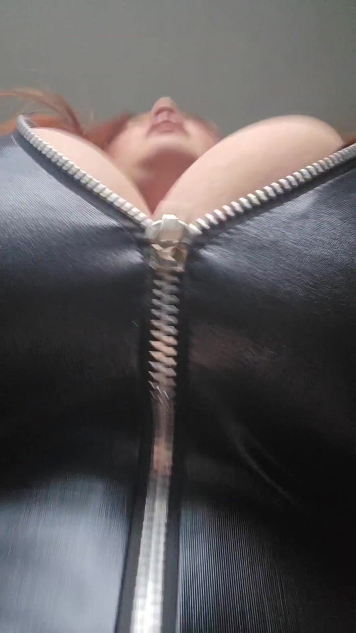 Annabelle Rogers: Con điếm vú to mặc đồ cao su quyến rũ bạn lừa...