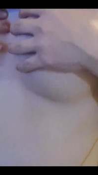Joc cu sfârcuri, masturbare, orgasm cu sfârcuri urmărind filme porno