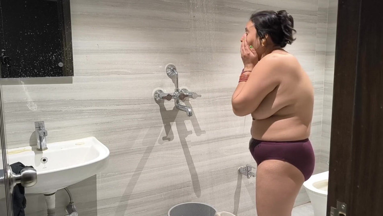 Desi chudai hub: La ragazza indiana Puja e la piccola fanno la doccia...