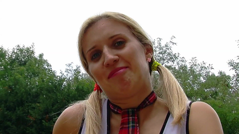 Sexy Amateurz: Universitária no triciclo em cena ao ar livre