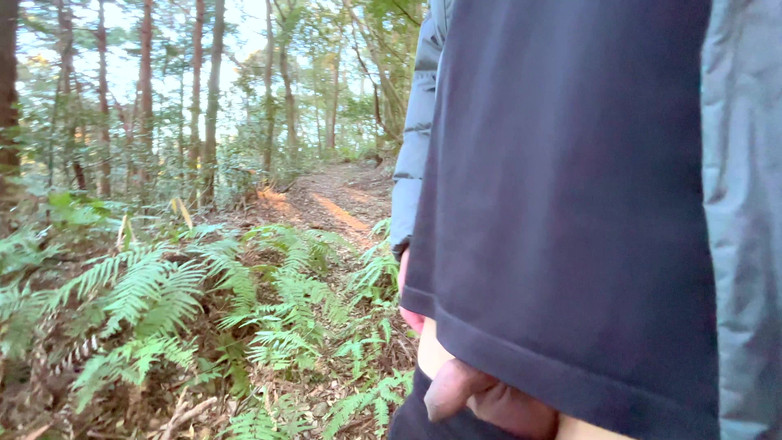 hueikun: Un garçon du prépuce s’exhibe dans du bois et fait...