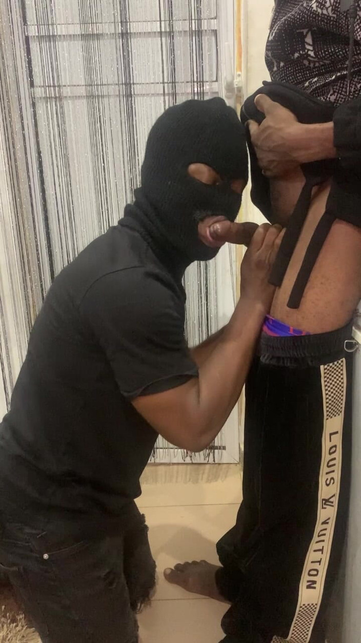 Enigmatic Buoy: Tesão hetero twink implora por um boquete.