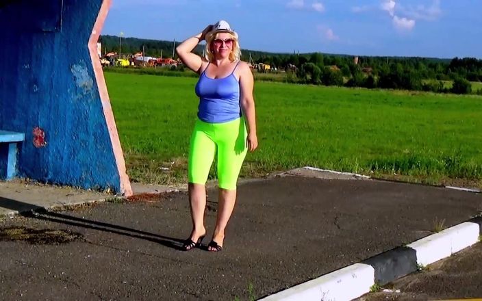 RedRoseRus: Žluté legíny - velký zadek chodí po silnici