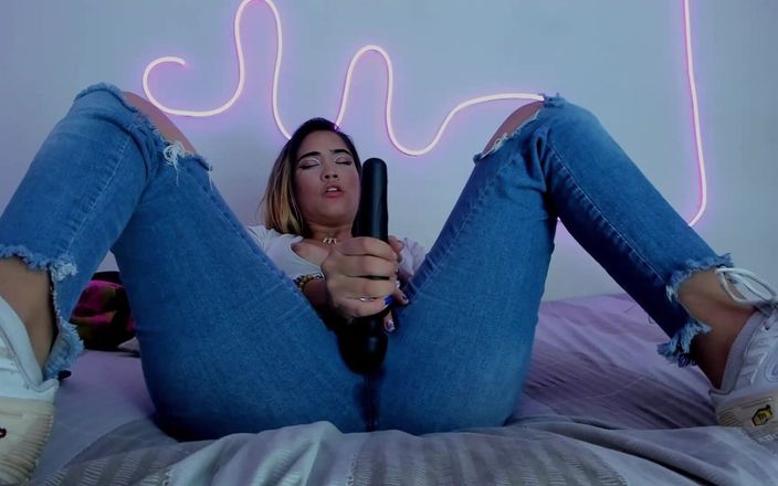 ScarlettKent: Sexig blondin som har en fantastisk orgasm med sin vibrator...
