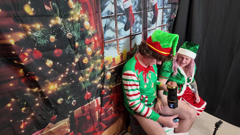 The Izars: День 4: Шаловливые эльфы на полке с игрушками для секса