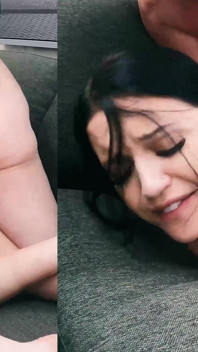Britney Mason analizowała kanapę w salonie