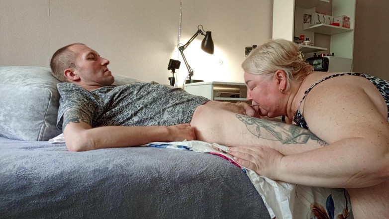 Zona901: Ibu mertua nyepong kontol dengan lembut sampai aku muncrat