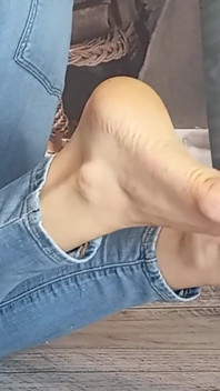 Lady Angela Melancap Galakkan Seluar Jeans Biru dan Toe Rings