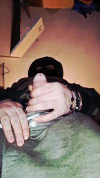 L'uomo Con La Maschera Gioca Con Il Suo Cazzo Nel Seminterrato