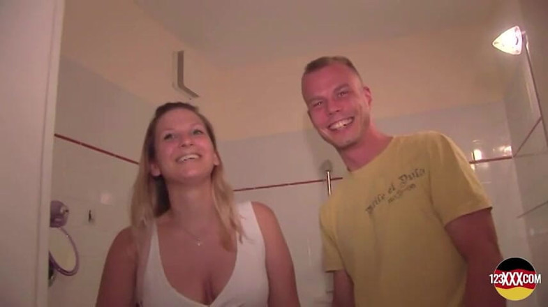123XXX - 100% Amateurs: Une MILF blonde excitée d’Allemagne fait plaisir à son voisin à grosse...