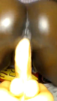 Ich hüpfe auf meinem hintern, reitet monsterdildo, schreiender orgasmus