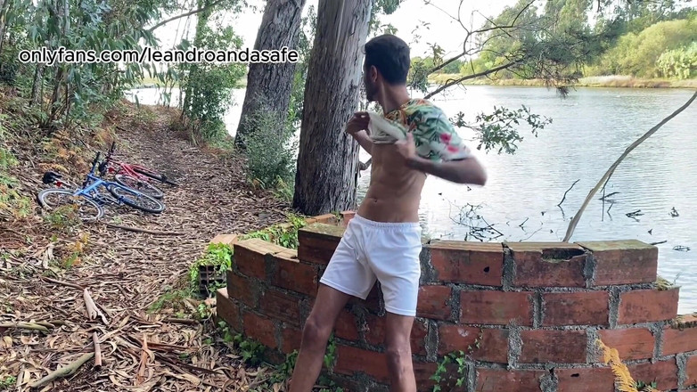 Leandro e Asafe: Dándolo a Un Extraño Que Encontré En El Bosque