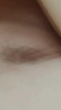 Svůdná brunetka MILF prsty mokré kundičky k třesoucímu se orgasmu