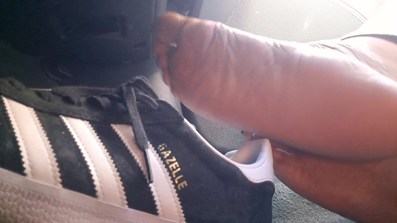 Foot Patrol: Arabada binerken yalınayak yolcu mavi ayak parmaklarıyla oynuyor