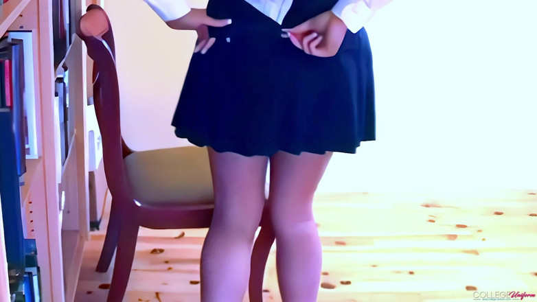 College Uniform: Rak buku yang menampilkan Samantha Buxton