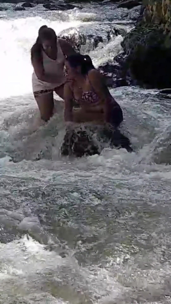 Leona AndJazzlin: Seksi Çift Ormanda Seks Yapmak Istiyor