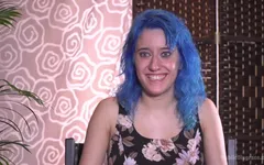 Roztomilá a barevná Susy Blue prosí o zneuctění