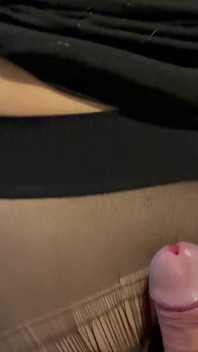 팬티스타킹으로 발과 엉덩이에 음경을 문지르며