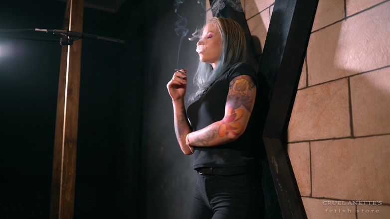 Cruel Anettes fetish world: Hút thuốc tại cây thánh giá andrew 4k