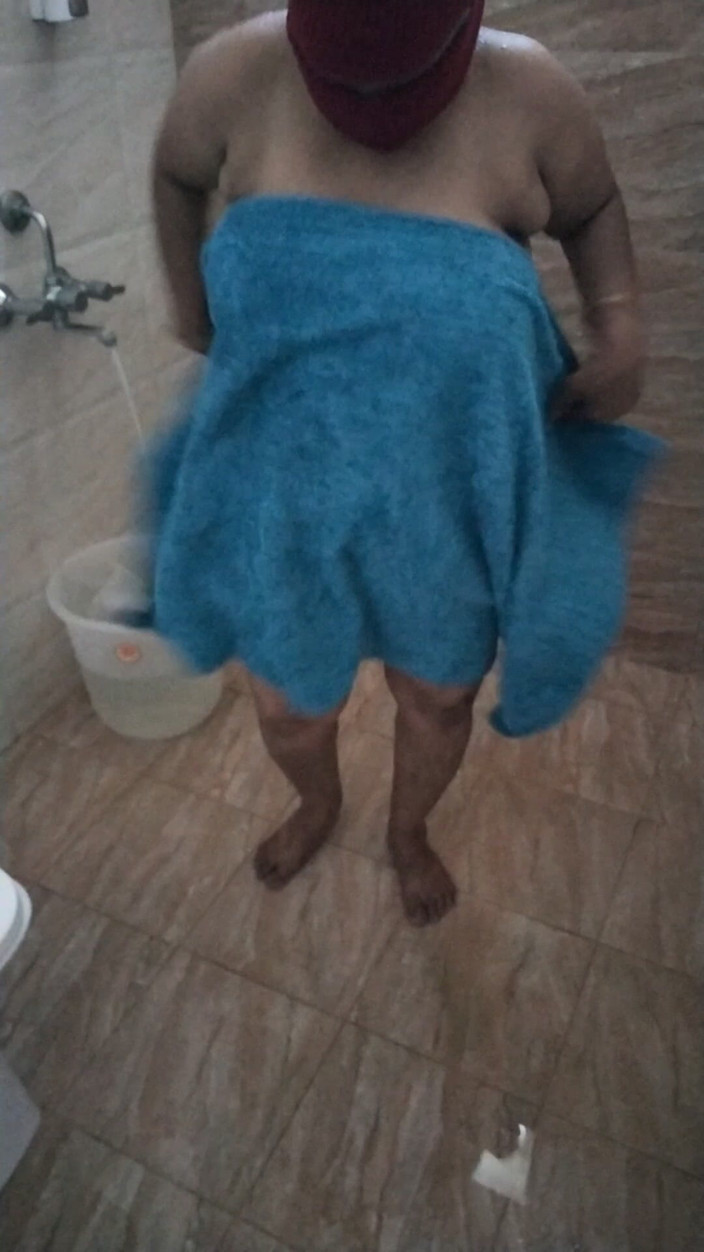 Tamil lesbian: Ateşli banyo yapan üvey anne
