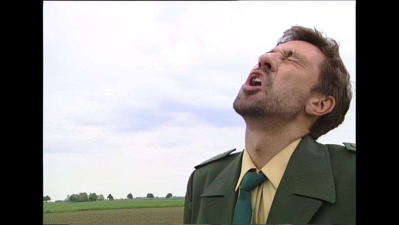 Piss Lover: Il poliziotto deve guardarla pisciare sulla macchina della polizia