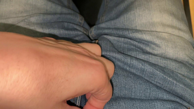 Wichskumpel: Cewek sange ini lagi nyari kontol kecil di balik celananya