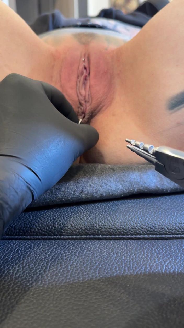 Nastasia_ink: Gorąca mamuśka dostaje zmiany kolczyków w cipce.