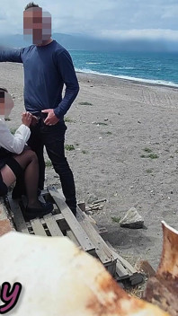 Riskantní kouření čůráka na pláži, učitelka a studentka téměř chycena misscreamy
