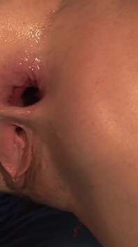 Esta garota com tranças leva um bom pau na boca e no cu