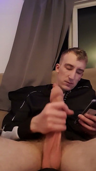 Branlette en regardant du porno hétéro