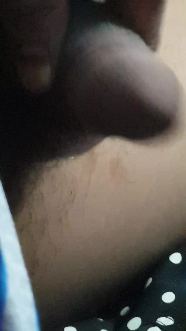 Xujjal: Odamda siyah büyük boy panis masajı