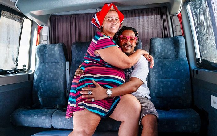 MaturePickup: Anal amoroso maduro chupando meu pau no ônibus