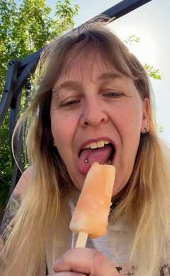 Sexy Angela: Uma pequena ação na língua apenas para você