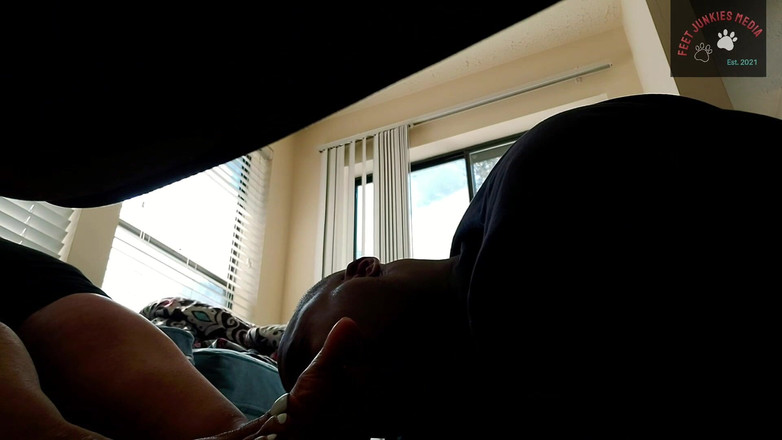 Foot Patrol: Goddess Bee Diva Dominasi Tapak Kaki N Liz &amp; Footjob Pertama