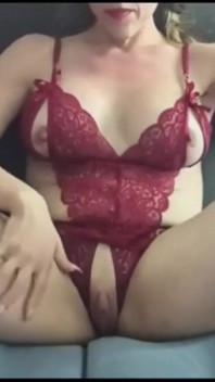 Мілфа le encanta que le froten su gran clitoris y que le agan correrse