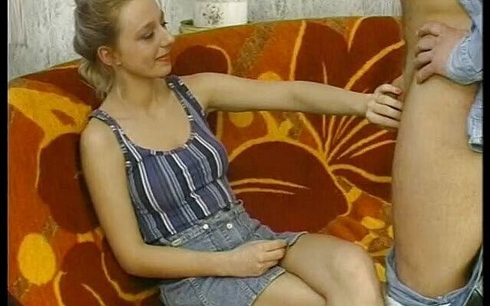 Crispy Teens: Adolescente amateur viene a su casa para tomar un café